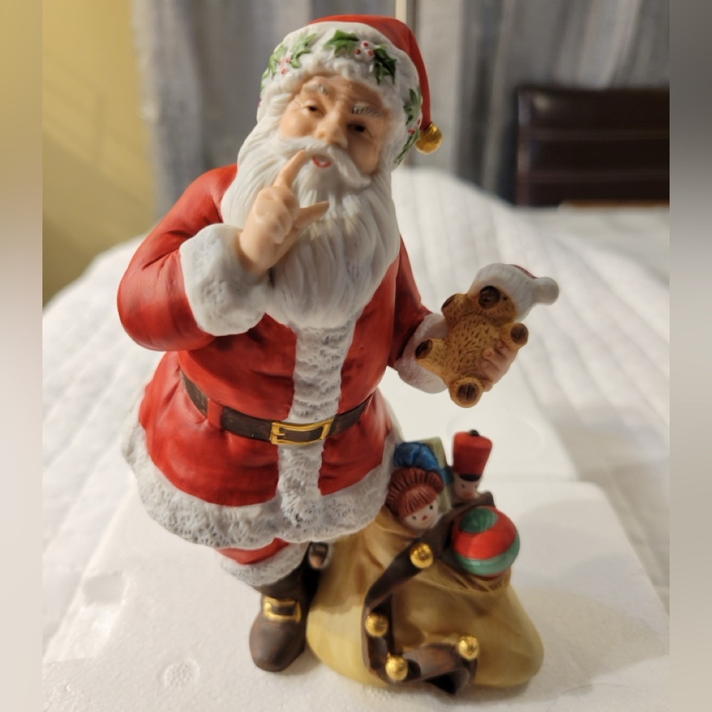 VTG 1995 Avon Santa Claus Holiday Figurine Christmas Decoration in Original Box